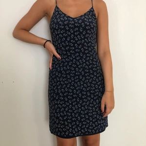 Silkesklänning H&M - Använde denna på midsommar för ett år sen, sitter väldigt vackert och fint på kroppen