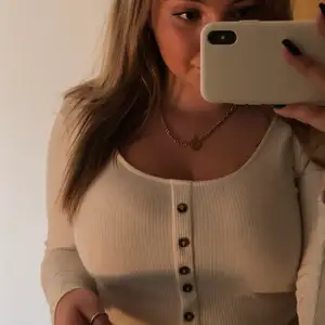 En supersnygg vit långärmad croptop men bruna söta knappar✨ Säljer pga att den inte kommer till användning längre. DM för fler bilder😝🦋 