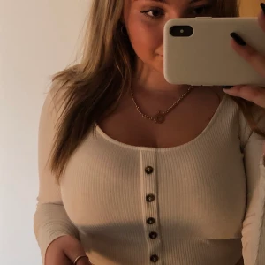 Vit långärmad croptop⚡️ - En supersnygg vit långärmad croptop men bruna söta knappar✨ Säljer pga att den inte kommer till användning längre. DM för fler bilder😝🦋 