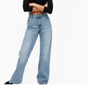 Yoko jeans - Säljer mina älskade jenas från monki. Säljer pågrund av har ett liknade jeans. Skriv för mer bilder eller frågor !🥰🤩