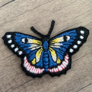 Iron on patch - Brodyr patch som man enkelt kan stryka på textil (ifall man vill kan man även sy på den). Allt jag säljer har jag gjort själv✨🦋 