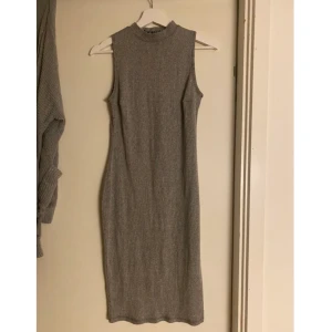 Grå Klänning Storlek 38 - Aldrig använd går ner över knäna och är väldigt stretchig (Frakt tillkommer)