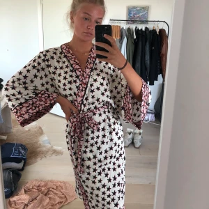 Kimono/morgonrock - Superfin morgonrock/kimono från HMs kollektion med Love Stories. Knappt använd. 