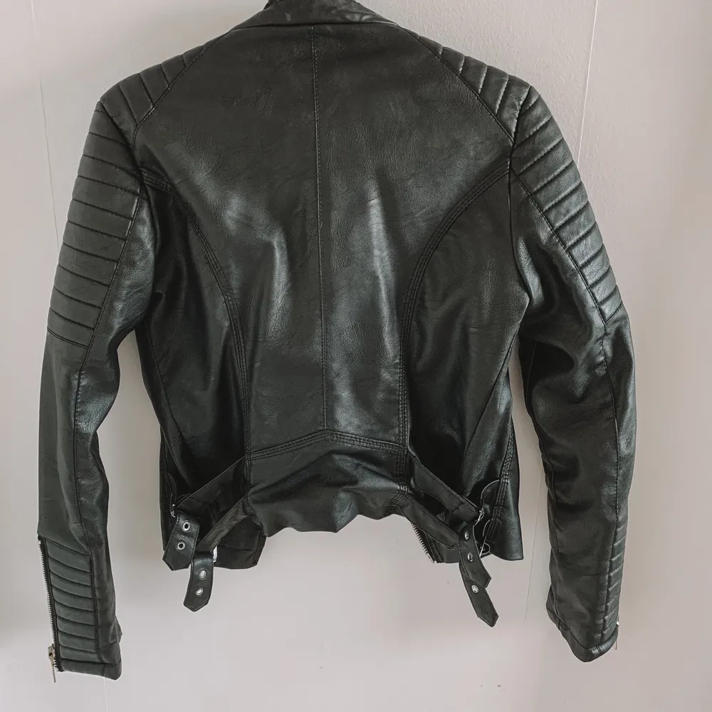 Chiquelles Moto jacket i svart och silver. Nypriset är 699 kr. Fuskläder! Knappt använd. Storlek 38. Jackor.