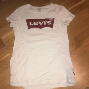 Levis t-shirt - En populär vit Levis T-shirt, som är använd ett fåtal gånger💕 säljer pågrund av för liten