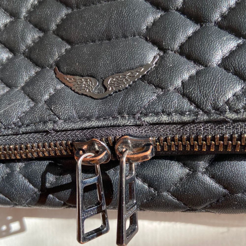 Säljer min supersnygga Zadigväska i modellen ”Rock Matelasse Bag” som är köpt förra sommaren på Zadigbutiken för ca 4000kr. Kedjan på väskan är lite rostig (se sista bilden) annars är allt annat i ett mycket fint skick. Dustbag, längre kedja och påse skickas med om så önskas. Kan tänka mig att byta mot en annan Zadig eller en Maje väska. 💕💕 Fraktar eller möts upp på gröna linjen! BUDA! . Väskor.