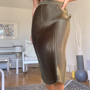 Satin kjol - Militärgrön satinkjol från NAKD!💕