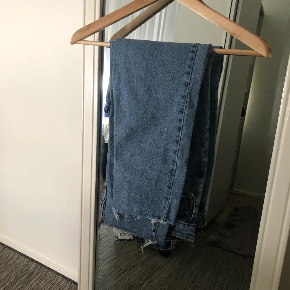 Straight/”mom” jeans från only i storlek W30 L30. Använt få gånger, fortfarande i jätte bra skick. Frakt förekommer, men kan mötas i Göteborg. För fler bilder och frågor kontakta mig!. Jeans & Byxor.