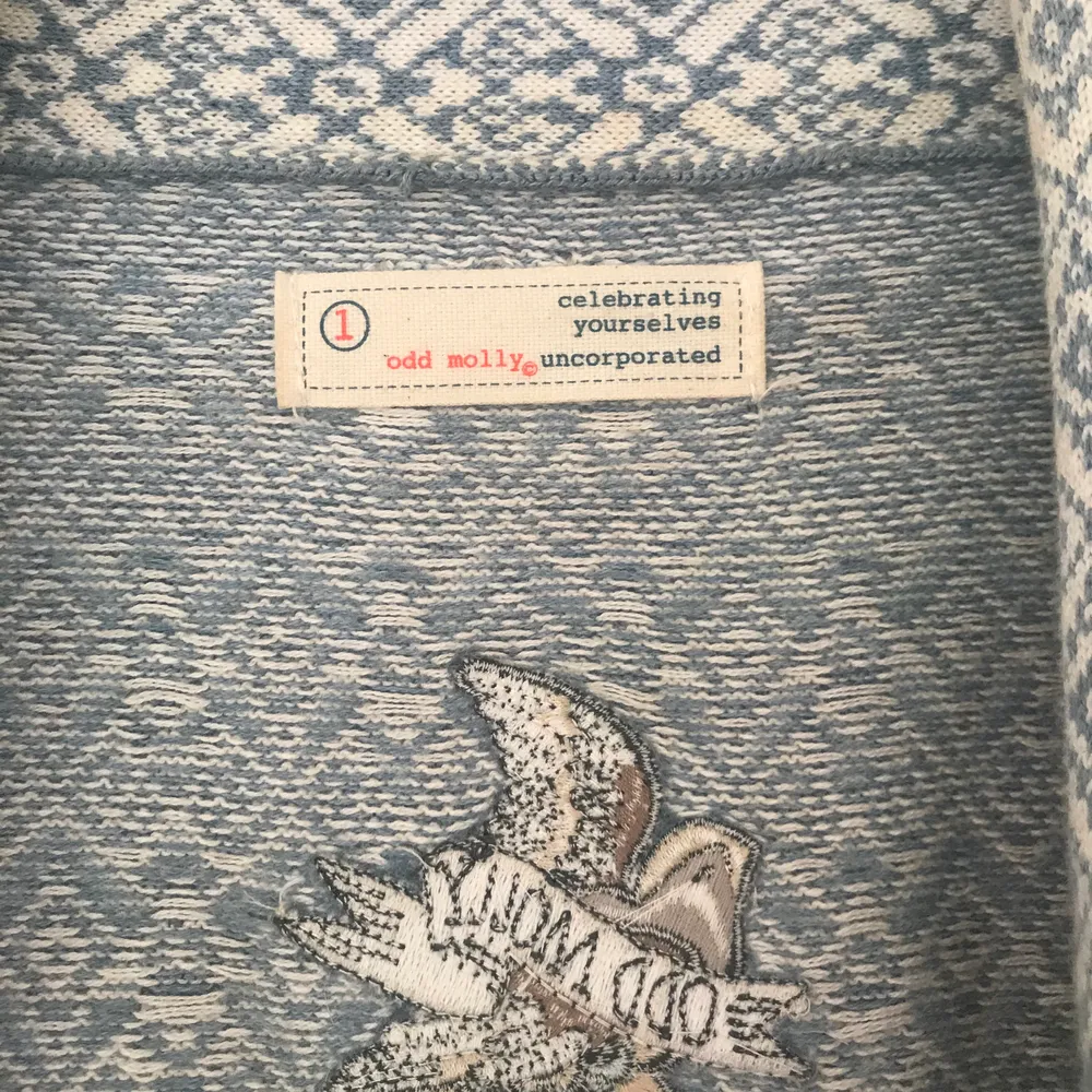 Blå och vit kofta med grått snöre, från Odd Molly. I storlek 1 vilket motsvarar small. Mycket sparsamt använd och är inte nopprig alls som bomull kan bli. Orginalpris: 1795 kr. Fraktavgiften står köparen för!💫. Neuletakit & Villapaidat.