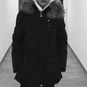 Hollies jacka - En Hollies jacka i modellen ”Livigno” i storlek 36. Köpt för två år sen och använd varsamt, enda är att pälsen lossnat från fästet men går att fixa! Köparen står för frakten och köpt är köpt