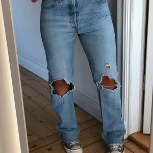 Jeans - Levis jeans i en rakmodell med hål på knäna. Bra skick eftersom de är sparsamt använda. Är 164cm