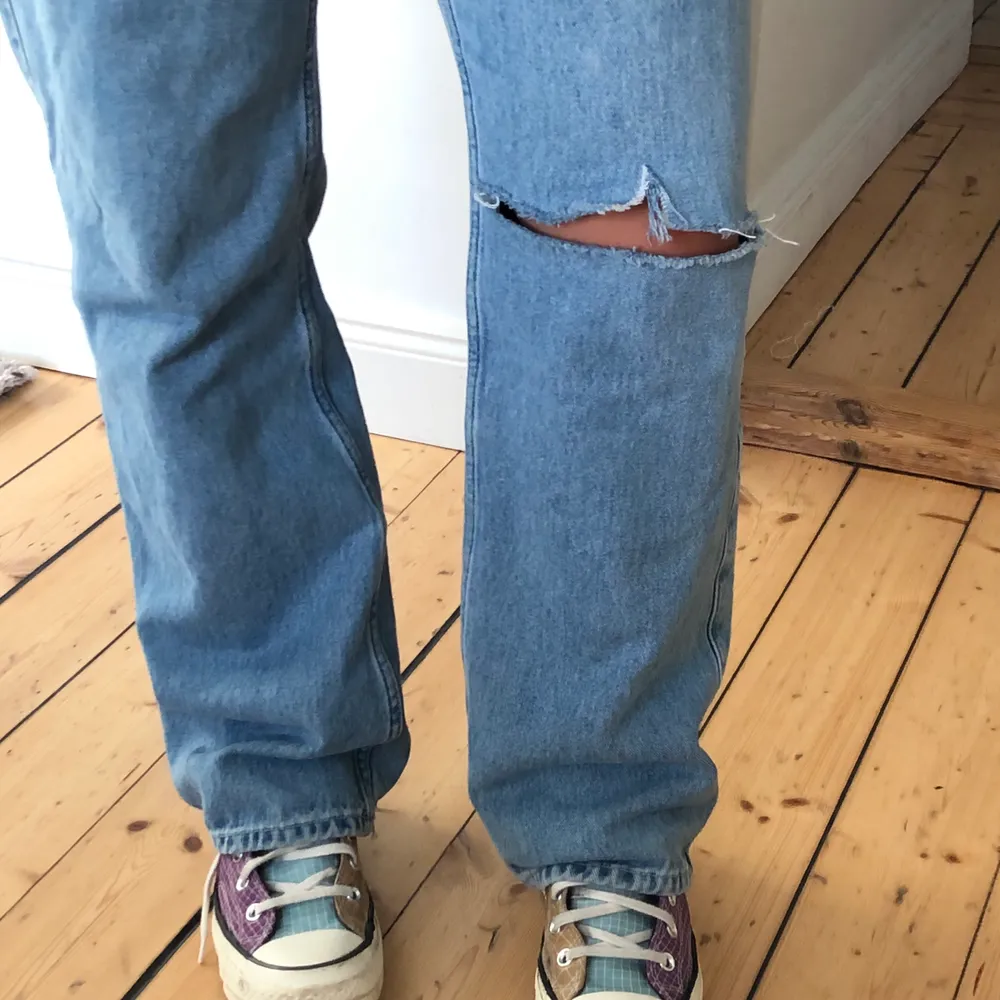 Säljer mina row jeans från Weekday i storlek 30/30. Hålet har jag gjort själv. Är 164 cm. Jeans & Byxor.