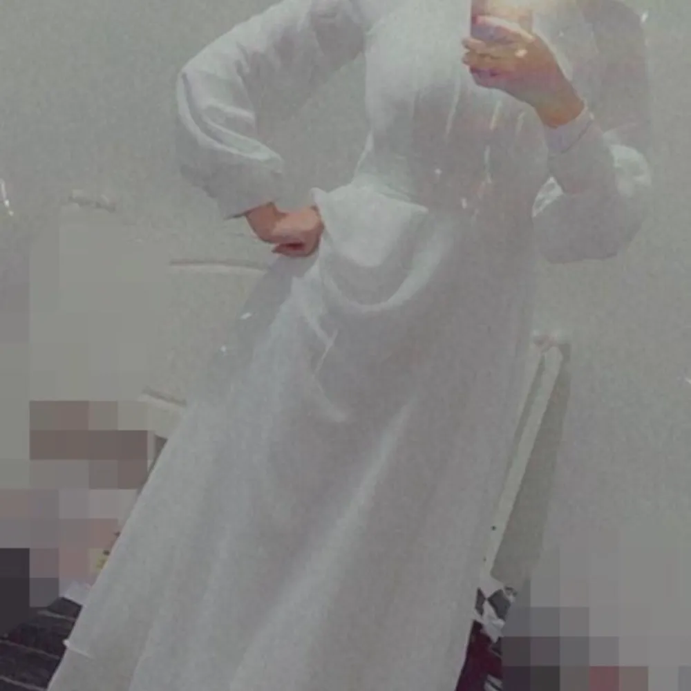 Lång vit klänning, väldigt fin och har fantastiska detaljer. använd endast 2 timmar. . Klänningar.