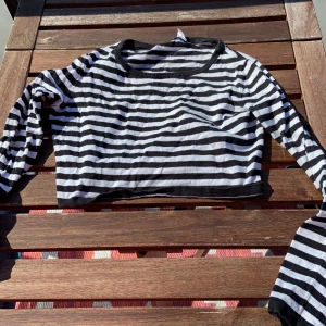 Randig långärmad midjetröja - Svartvit, randig långärmad tröja. Väl använd. Kort så går max till midjan.