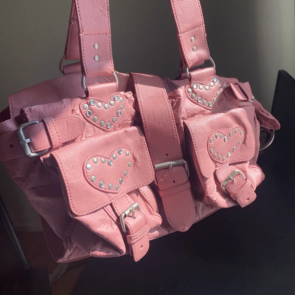 Jättesöt rosa väska tyvärr med några defekter!💓. Väskor.