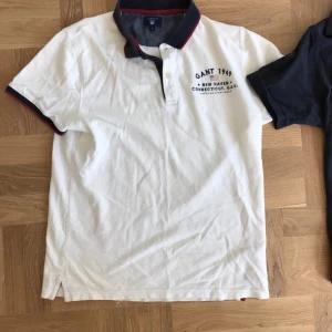 Gant piké vit - En vit gant piké tröja i storlek S som är ett år gammal och är i bra skick.