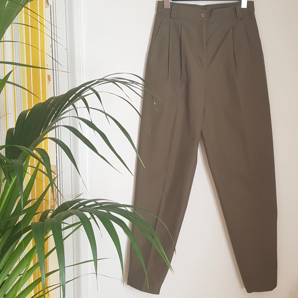 Khakigröna kostymbyxor, stl 36.