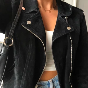 Mocka jacka - En jättefin mockajacka från veromoda i storlek L. Jag köpte den i storlek L då jag ville att den skulle vara oversized. Väldigt snygg och passar till allt 100kr + 79kr frakt 💛💫