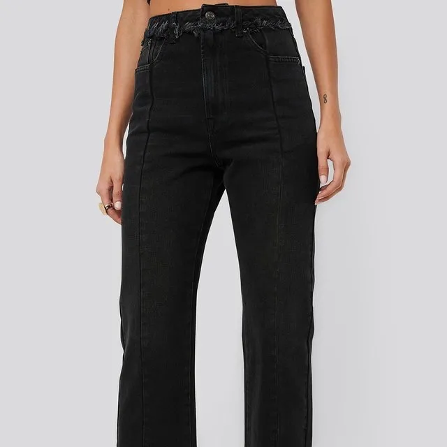 Svarta slitna jeans med detalj i midjan. Supersnygga men lite stora för mig. Lapp sitter kvar, oanvända!. Jeans & Byxor.