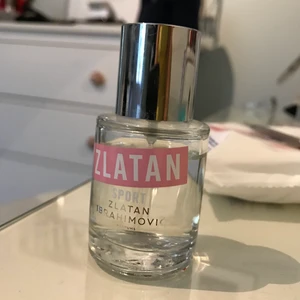 Zlatan parfym nästan oanvänd - Säljer denna Zlatan parfym med.  Har använt den en gång, pga att jag beställde fel doft. Luktar jättegott och fräscht och håller länge. Nypris 329kr Hör av dig vid  interesse😊