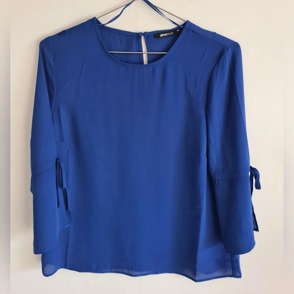 Från Gina tricot.tricot. Jättwäe fin  blus/topp. Färg: Blå. Storlek:36. Skick: Som ny, använt 1 gång. (+frakt 44kr). Blusar.