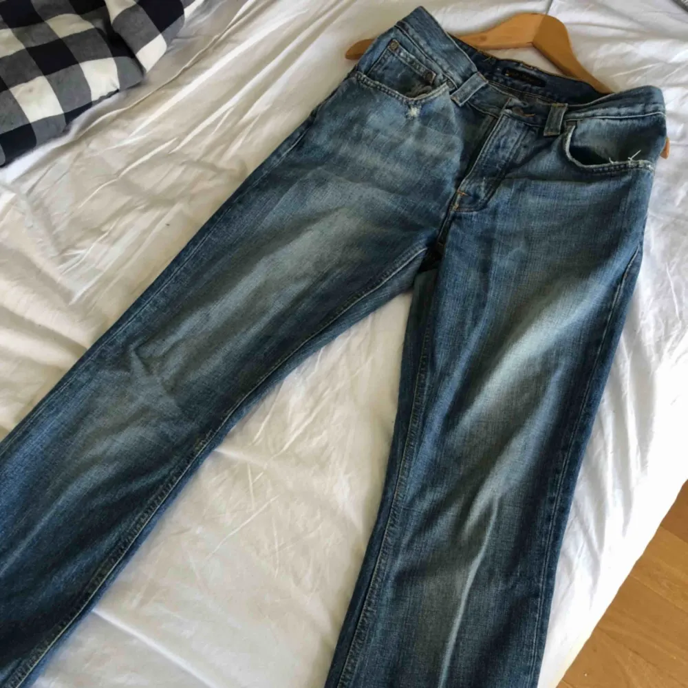 Raka blåa nudie jeans med snygga slitningar vid fickor och najs tvätt. . Jeans & Byxor.