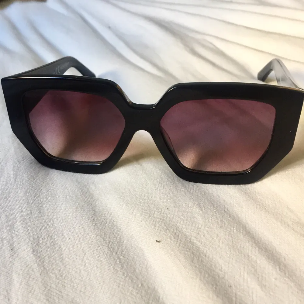 Så coola svarta solbrillor som är helt oanvända. Frakt 11kr . Accessoarer.