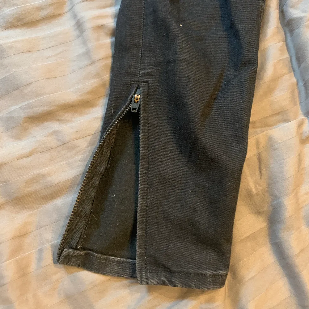 Lee jeans som är ankellånga med dragkedje detalj på sidan av benet modell scarlett cropped. Pris gäller utan frakt!. Jeans & Byxor.