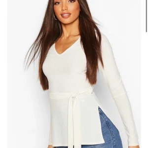 Side split tröja - Säljer en vit tröja med slits stl 36(Tall)  Köpt från boohoo, är helt ny prislapp finns kvar.Fler bilder kan skickas. 
