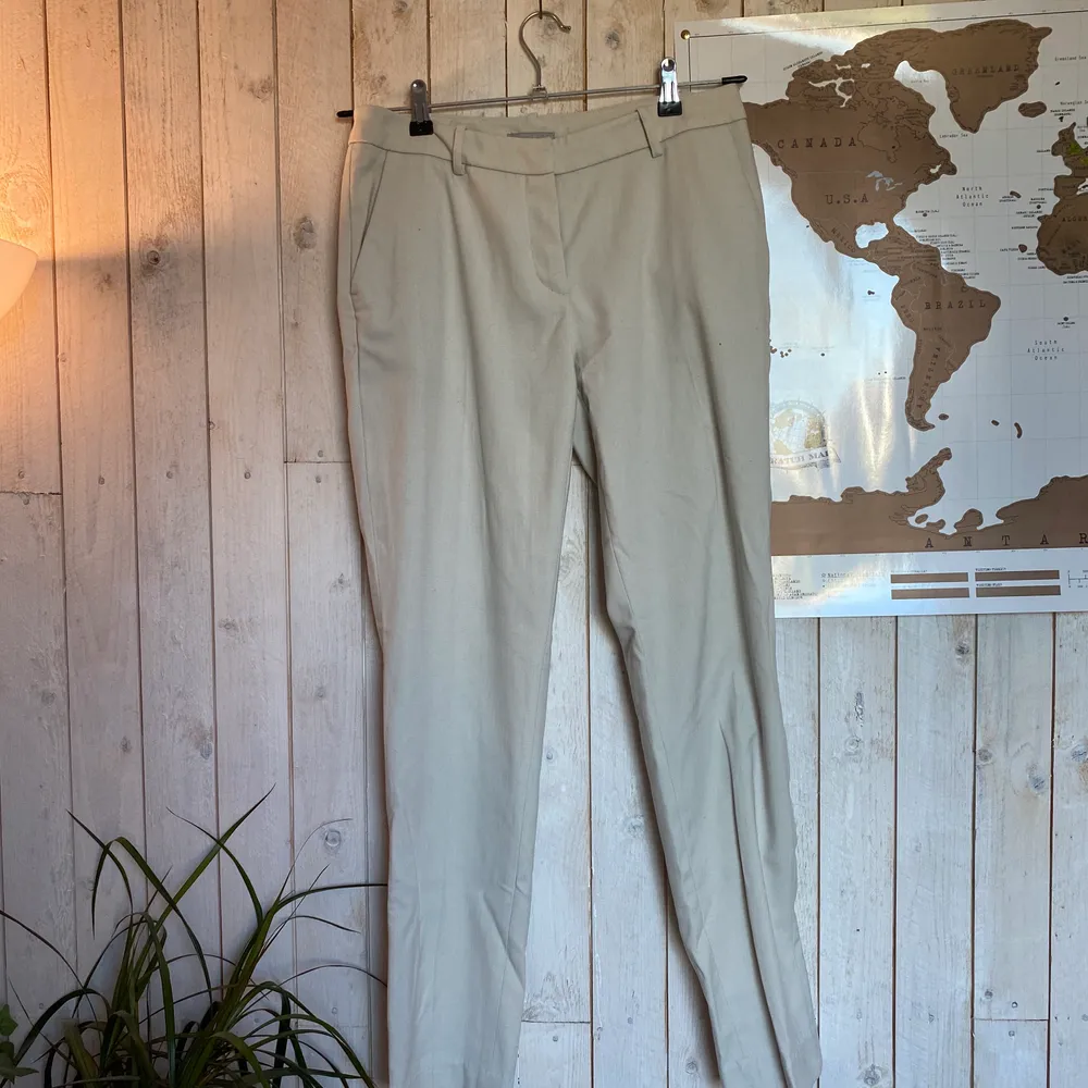 Vit/grå/beiga kostymbyxor från h&m. Sparsamt använda, lite smått noppriga på några ställen, säljer då de är för små, köparen står för frakten ✨❣️❣️. Jeans & Byxor.