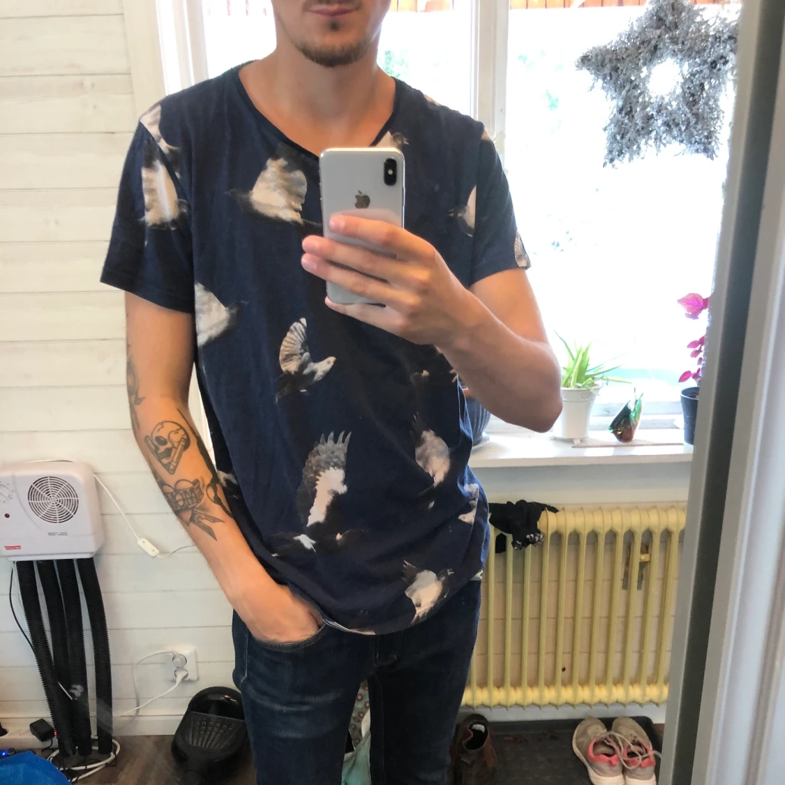 T-shirt med vita duvor på