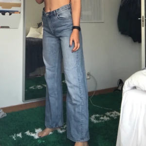 Monki Yoko Jeans - Jag säljer dessa väldigt populära jeans från Monki i modellen Yoko. De är i väldigt bra skick med undantag av små skav vid skrevet (se bild 3) men dessa märks inte av. Sjukt bekväma och snygga men har köpt ett par nya liknande men längre par (jag är 180) 