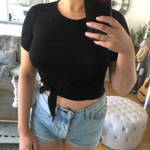 Cropped tshirt med knyte - Nyskick 