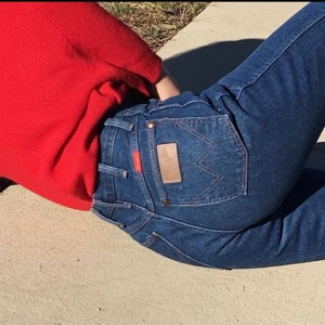 Vintage wrangler  - Säljer mina skitsnygga vintage wrangler jeans som är köpa för 450kr. Storlek 27/34 men passar på mig med 26 i midjan. Högmidjade, har klippt en slits längst ner som gör att jeansen ser lite mer speciella ut :) frakten ingår! 💖