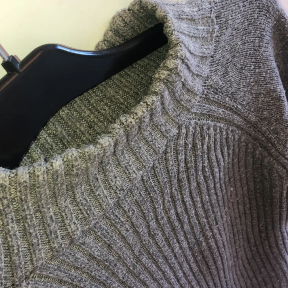 Mysig, långärmad stickad tröja från Lindex. Storlek S, men en liten polokrage. Längre baktill. Tröjan är i gott skick.. Neuleet.