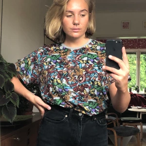 T-shirt med serie-figurer - Fräck och lite annorlunda t-shirt fylld med olika tecknade seriefigurer.  Frakten står köparen för om man ej kan mötas i gbg :) 