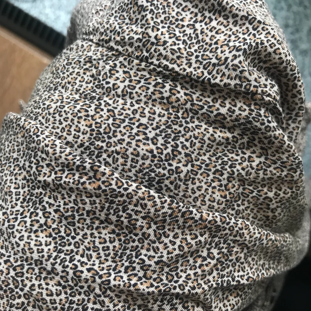 Leopard mönstrad blus från Pull & Bear storlek M.. Blusar.