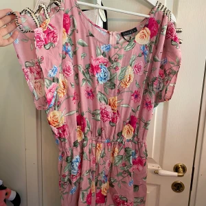 Play suit - Play suit, blomtryck. Oanvänd. Nypris 399🌸 Frakt tillkommer, 63kr, spårbar. Jag har köp 3 betala för 2 på allt jag säljer🌻