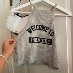 Linne - Gråt linne med text🌸 Frakt tillkommer, 63kr, spårbar. Jag har köp 3 betala för 2 på allt jag säljer🌻