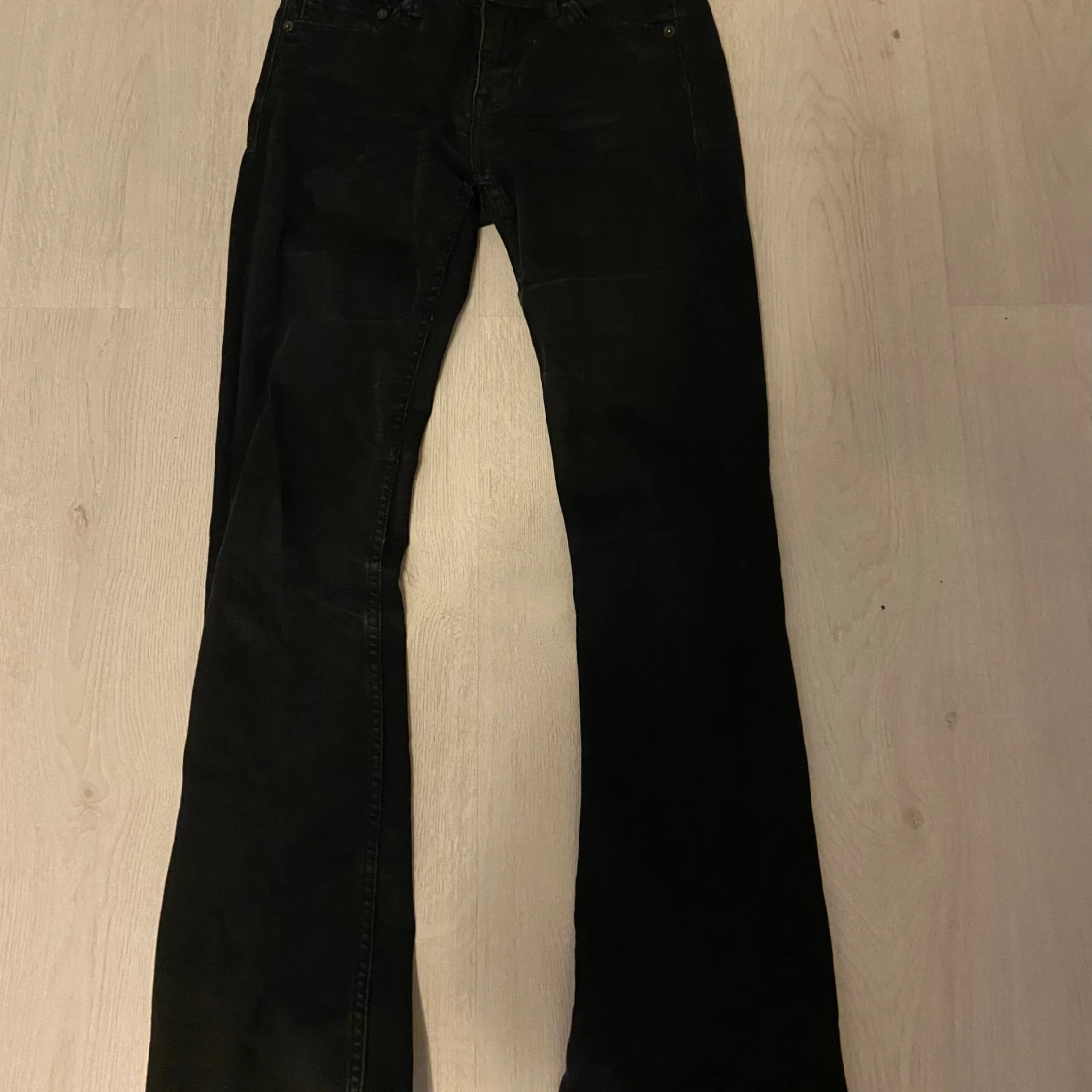 Svarta bootcut jeans 