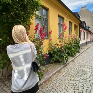 Supersnygg sweater i perfekt skick, mjuk!!  - Herr-tröja i strl M, jag har vanligtvis xs-s och väldigt oversize på mig så passar nog upp till L! 