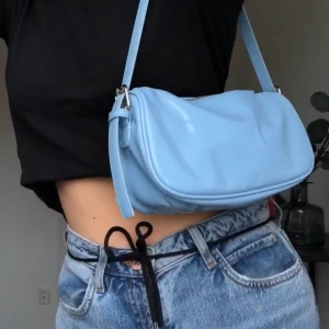 ljusblå väska - bring it back väskan från nelly som nu är slutsåld, bara använd 3-4 gånger så som ny. Möts i norrköping eller fraktar för ca 45kr.