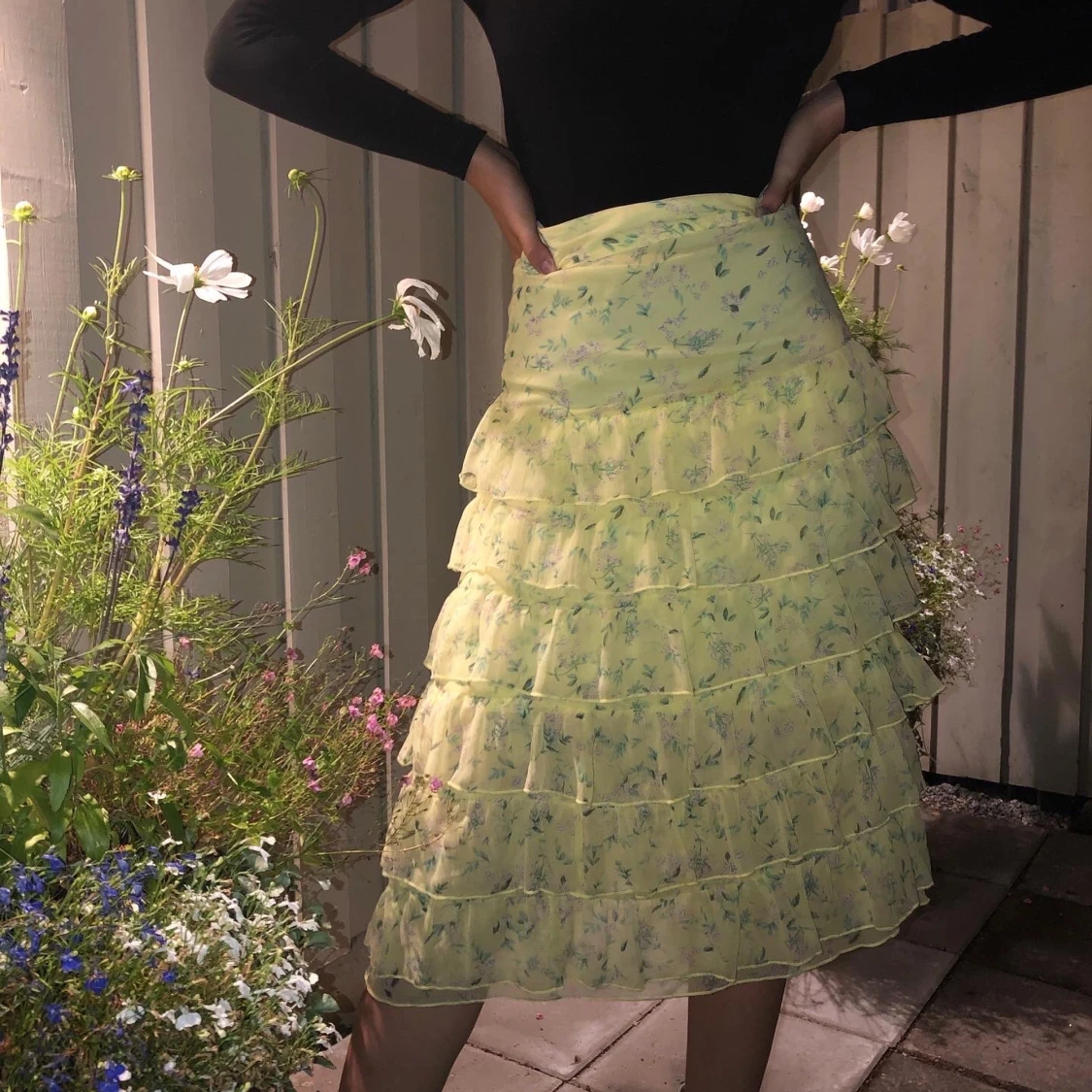 Gul sommarkjol med blommor 