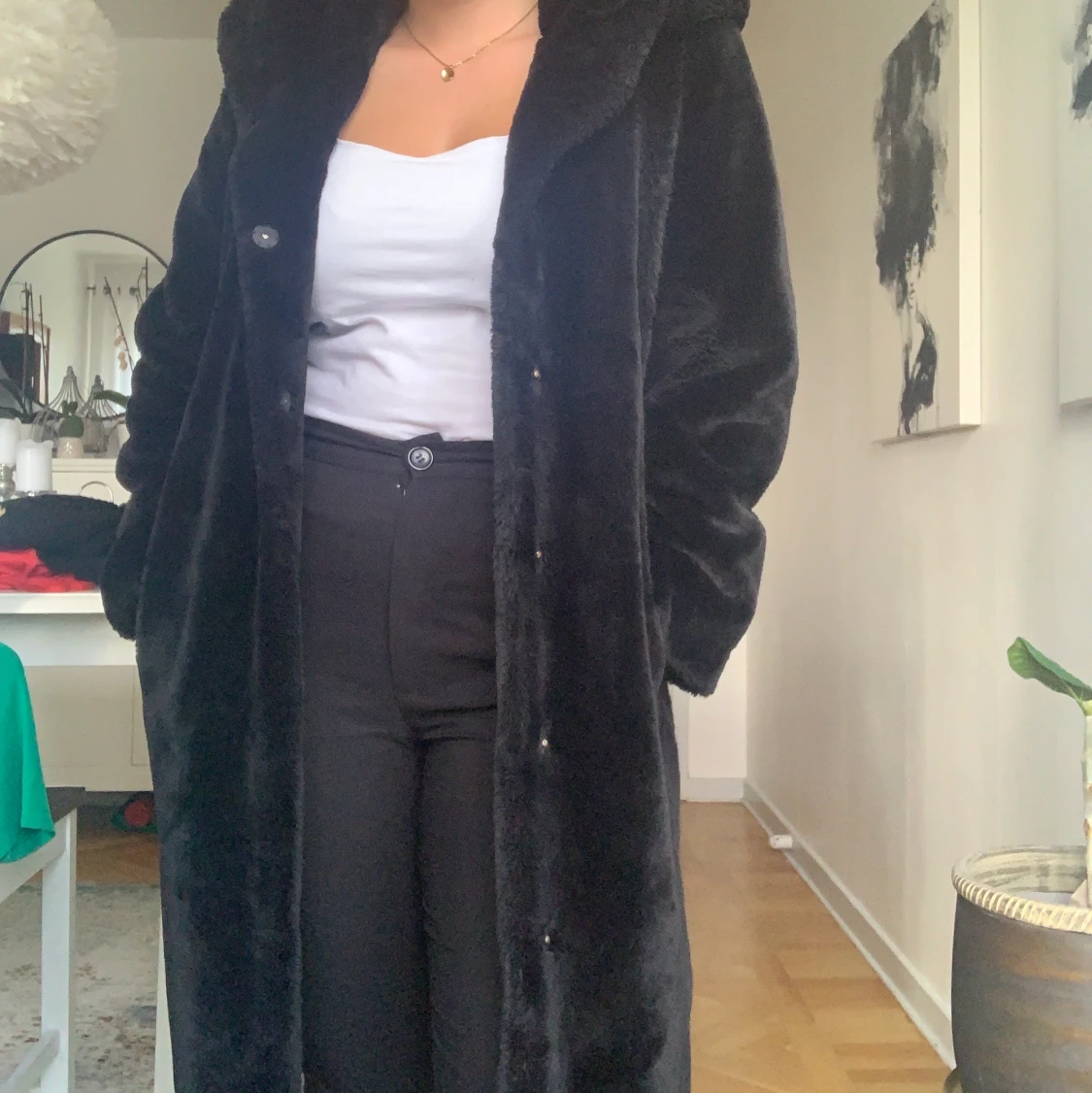 Lång pälsjacka med stor luva - 90