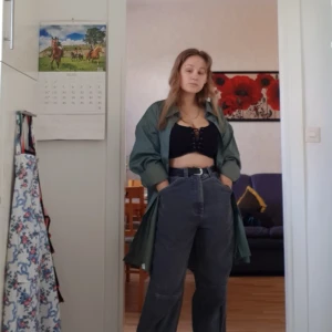 skjorta  - säljer skjortan på bilden! Otroligt cool skjorta från Oscar of Sweden i strykfri bomull. Den är storlek 50 Herr så sjukt oversized men ger en snygg effekt. Jag är 160cm :) Buda gärna! Säljer endast vid bra bud.