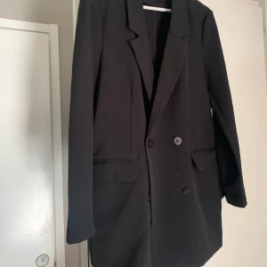 Kavaj/blazer  - Svart kavaj/blazer från GinaTricot i strl 42. Använd några gånger men som ny. Passar till allt, vardag till fest. 150kr + 79kr frakt 