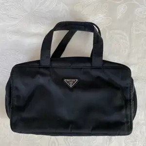 Prada, nylon bag, i fint skick. Inköpt från haiendo.