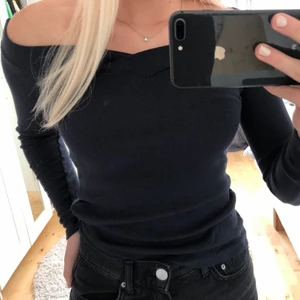 Off shoulder topp, Mörkblå - Tröja från bikbok i storlek S. Går att ha både som off shoulder eller som vanligt. Den är mörkblå med ”randigt” stretchigt tyg<3 passar flera storlekar