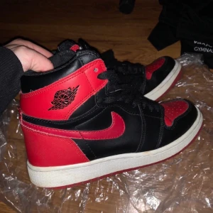 Säljer!  - Lägger ut igen pga oseriös köpare! Säljer mina Jordan Air 1 ”banned” 2016. Lite använda men i bra skick! Nypris runt 5000kr. Buda från 2000kr i kommentarerna! 