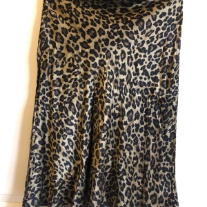 Långkjol - Långkjol från Zara i fint leopard mönster som går strax nedanför knäna. I storlek XS men passar även S.             Kan mötas upp i Göteborg eller centrala Borås. Kan även postas då delas fraktkostnaden av mig och köparen.